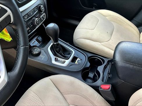 Used 2017 Jeep Cherokee Latitude w/ Safety/Convenience Group AWD/4WD image 17