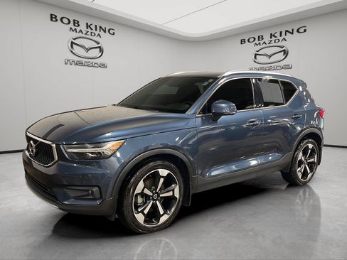 Used 2021 Volvo XC40 T5 Momentum w/ Premium Package AWD/4WD image 1