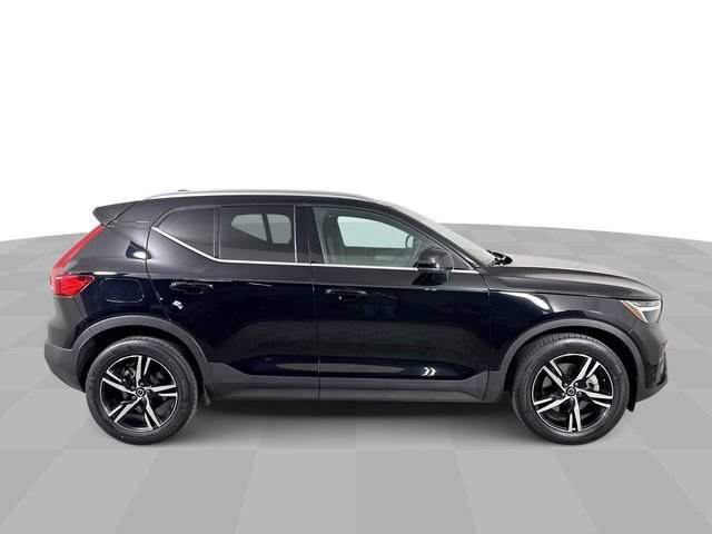 Used 2023 Volvo XC40 B5 Plus AWD/4WD image 9