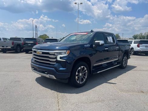 Used 2022 Chevrolet Silverado 1500 High Country w/ High Country Premium Package AWD/4WD image 3