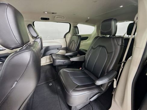 Used 2023 Chrysler Pacifica Touring-L image 23