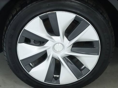 Used 2021 Tesla Model Y Long Range image 37