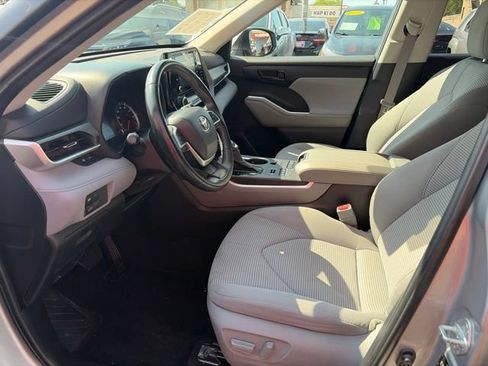 Used 2022 Toyota Highlander LE AWD/4WD image 15