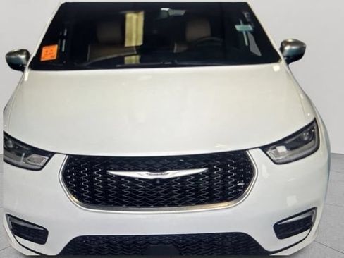 Used 2025 Chrysler Pacifica Pinnacle w/ Trailer Tow Group FWD image 4