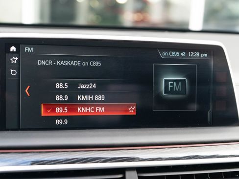 Used 2018 BMW 750i image 22