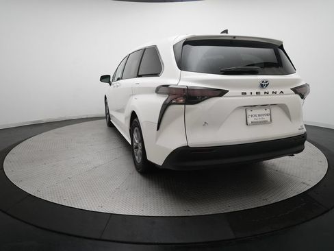 Used 2023 Toyota Sienna LE FWD image 33