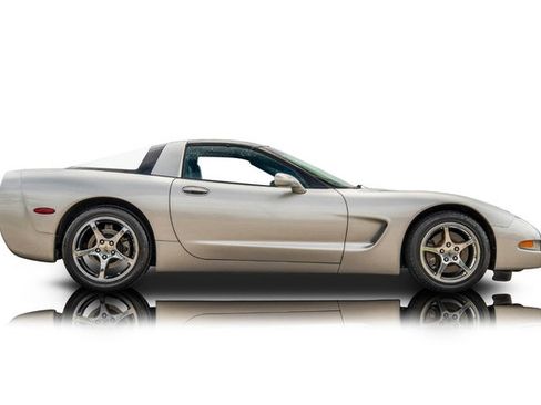 Used 2004 Chevrolet Corvette Coupe w/ Roof Package RWD image 2