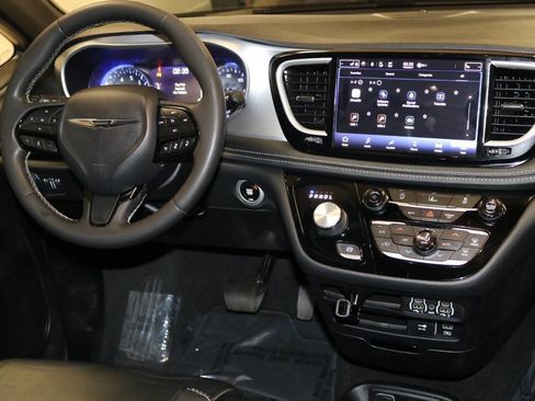 Used 2022 Chrysler Pacifica Touring-L w/ S Appearance Package FWD image 24