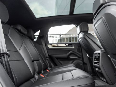 Certified 2026 Porsche Cayenne AWD/4WD image 38
