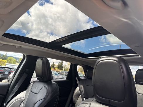 Used 2019 Jeep Cherokee Limited w/ Luxury Group image 13