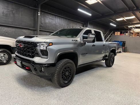 Used 2024 Chevrolet Silverado 2500 ZR2 w/ Technology Package image 3