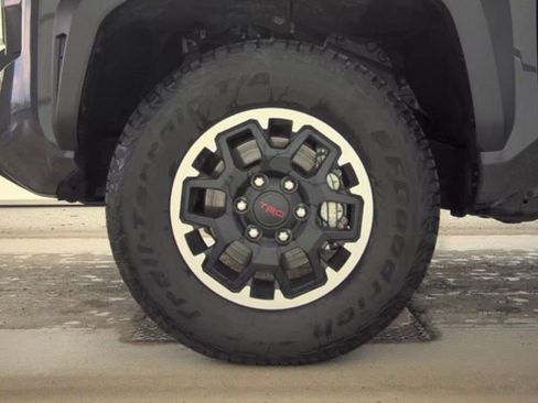 Used 2025 Toyota Tacoma TRD Off-Road image 11