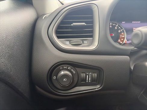 Used 2022 Jeep Renegade Latitude w/ Convenience Group AWD/4WD image 23