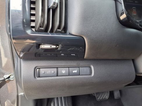 Used 2025 Nissan Pathfinder SV FWD image 23