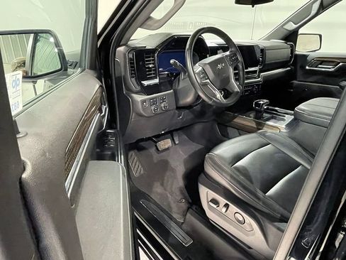 Used 2024 Chevrolet Silverado 1500 LT Trail Boss w/ LT Trail Boss Premium Package AWD/4WD image 3