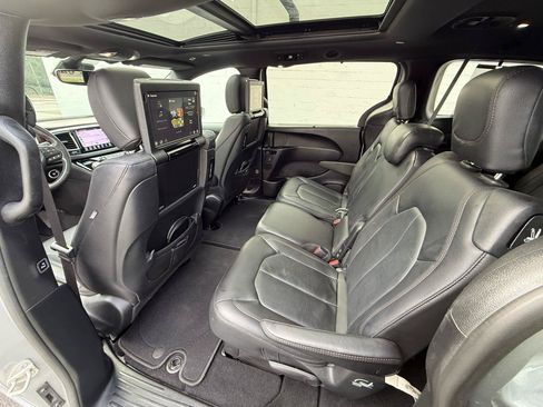 Used 2019 Chrysler Pacifica Touring-L FWD image 37