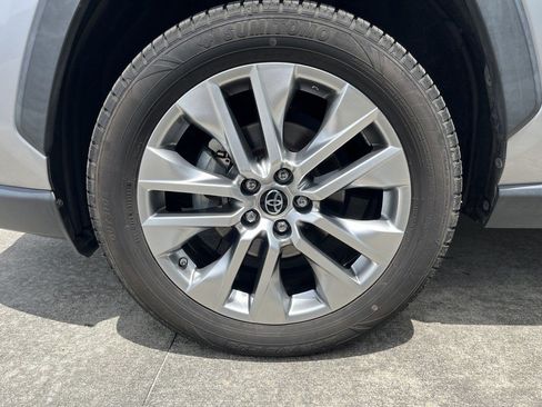 Used 2019 Toyota RAV4 XLE Premium FWD image 3