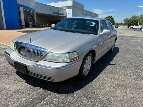 Used 2006 Lincoln Town Car Signature Limited RWD image 2