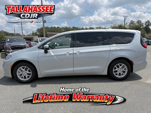 Used 2023 Chrysler Pacifica Touring-L FWD image 7