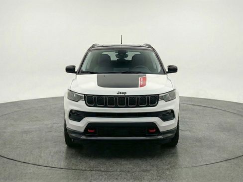 Used 2025 Jeep Compass Trailhawk AWD/4WD image 2