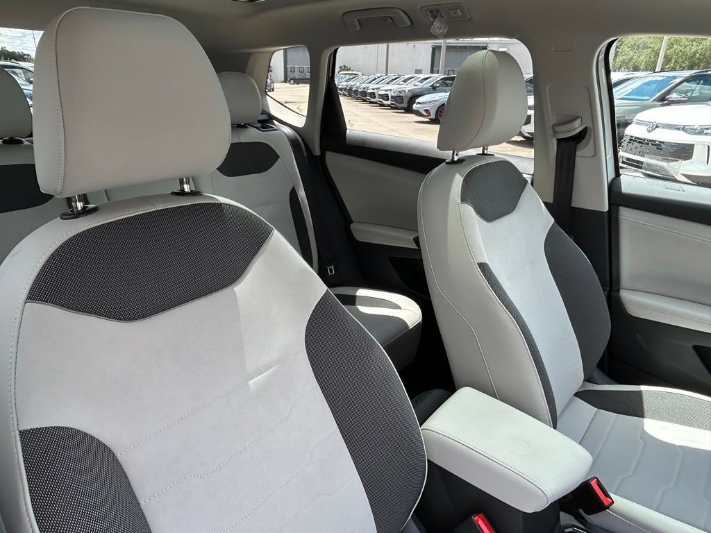 New 2026 Volkswagen Taos SE FWD image 36