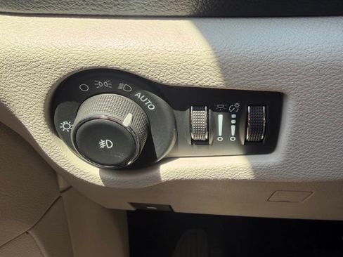 Used 2024 Chrysler Pacifica Limited FWD image 30