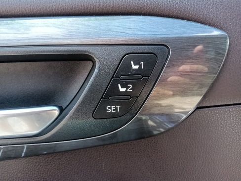 Used 2021 Toyota Highlander Limited FWD image 11