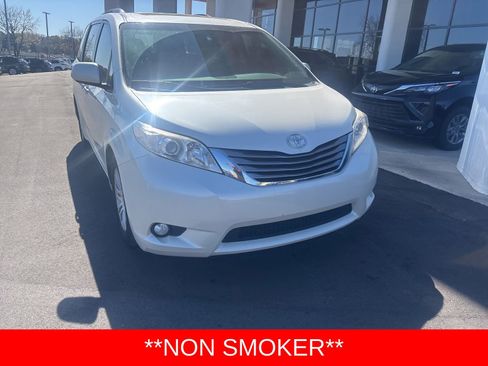 Used 2015 Toyota Sienna XLE Premium image 2