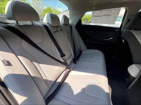 New 2025 Hyundai Elantra Limited image 26