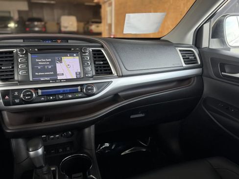 Used 2019 Toyota Highlander XLE AWD/4WD image 34