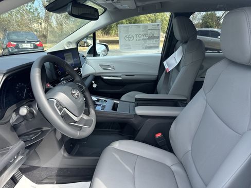 New 2025 Toyota Sienna XLE image 13