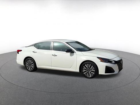 Used 2025 Nissan Altima 2.5 SV FWD image 2