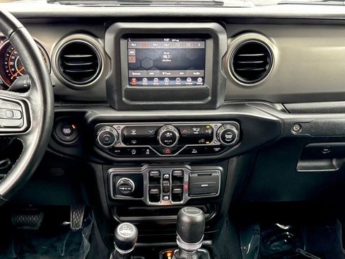 Used 2022 Jeep Gladiator Willys image 23