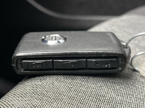 Used 2025 Volvo XC40 B5 Core image 27