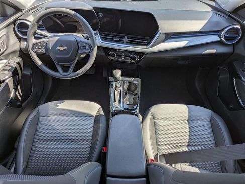 Used 2025 Chevrolet Trax LT FWD image 25