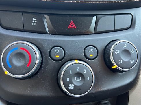 Used 2019 Chevrolet Trax LT w/ LT Convenience Package FWD image 27