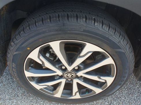 Used 2022 Toyota Corolla Cross XLE w/ Convenience Package FWD image 26
