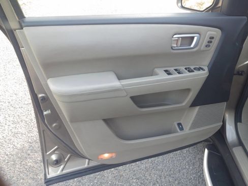 Used 2010 Honda Pilot Touring image 21