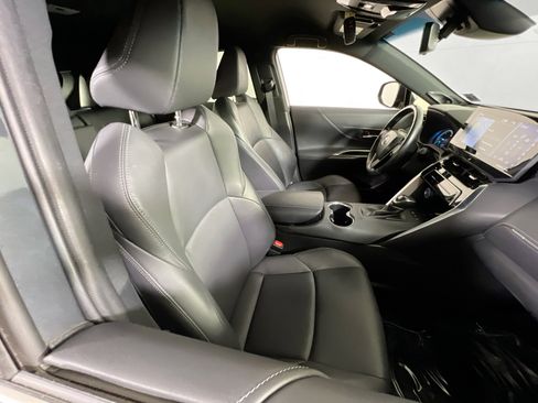 Used 2022 Toyota Venza XLE image 25