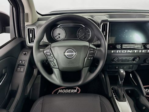 Used 2025 Nissan Frontier SV image 22