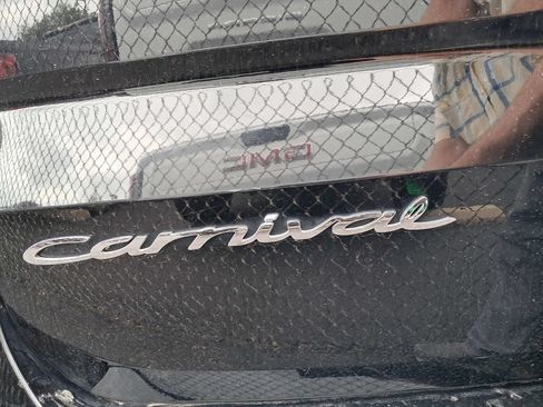 Used 2022 Kia Carnival EX FWD image 10