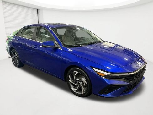Certified 2024 Hyundai Elantra Limited FWD image 3