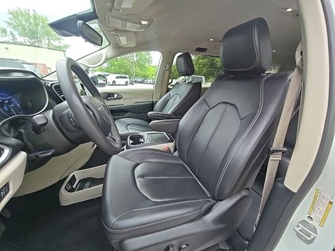 Used 2024 Chrysler Pacifica Touring-L FWD image 14