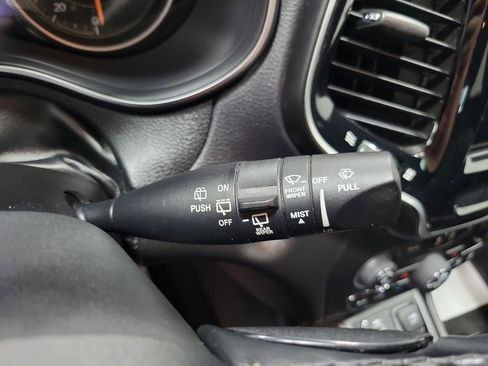 Used 2019 Jeep Cherokee Limited image 40