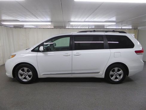 Used 2014 Toyota Sienna LE image 4