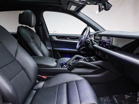 Used 2025 Porsche Cayenne image 21