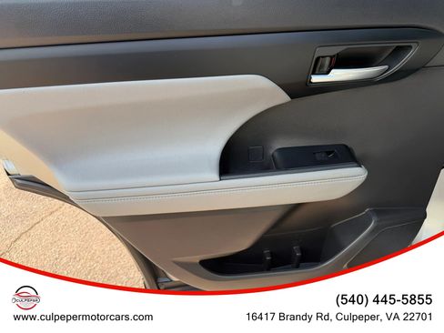 Used 2021 Toyota Highlander XLE FWD image 11
