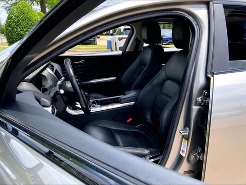Used 2020 Jaguar XE S RWD image 8