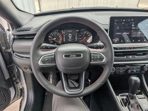 Used 2025 Jeep Compass Trailhawk AWD/4WD image 12