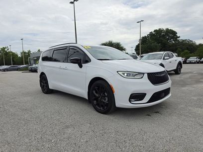 Used 2024 Chrysler Pacifica Limited w/ Uconnect Theater Family Group